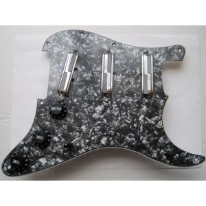 LACE - Alumitone Loaded Pickguard Sss Black Pearl/chrome mascherina battipenna di colore nero perla, completa di 3 pickup 